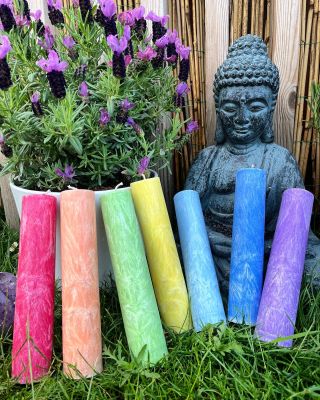 Každá ze sedmi čaker má svou svíčku patřičné barvy. Tyto svíčky nejsou parfemované, jsou vůní neutrální. Chcete-li...