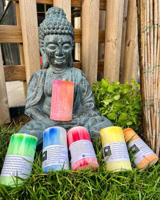 Novinka žíhané svíčky 🩷🧡💚 Najdete je již na e-shopu. #čakra #energie #laska 💣 Jak se Vám libíme ? Hoď like 💚